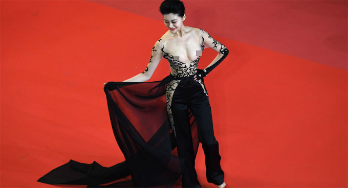 Đỏ mặt với những pha lộ hàng hớ hênh nhất thảm đỏ LHP Cannes 2018